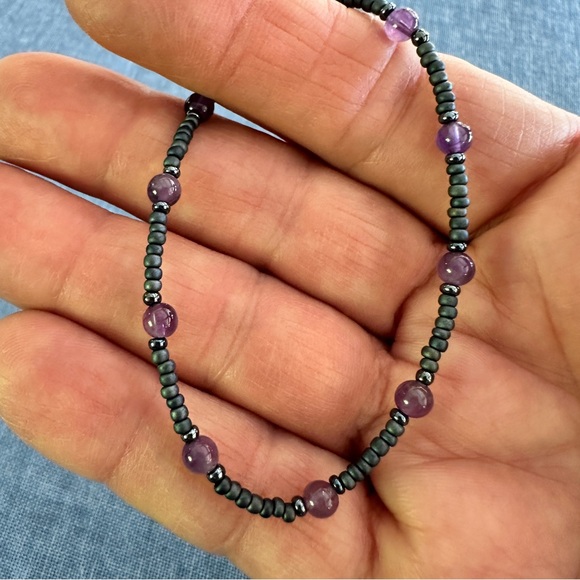 Amethyst gemstone bracelet with black seed beads. Delicate and feminine. - Picture 4 of 4